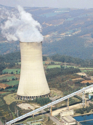 Torre de refrixeración da central térmica de Meirama, un dos principais focos de CO2 do país / CIG