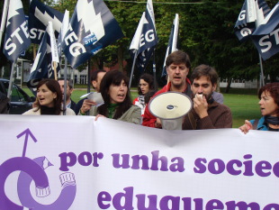 O STEG manifestouse diante da Consellaría de Educación