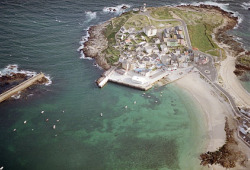 A península da Atalaia entrando no mar, na vila de San Cibrao