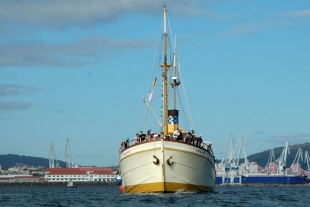 O Hidria Segundo, o Barco da Memoria, entra na ría