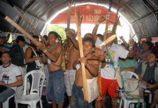 Indíxenas do Vale do Javarí entran na área de prensa exixindo melloras na saúde, xa que moitos morreron de hepatite nos últimos anos