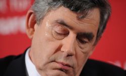 A fotografía do primeiro ministro británico, Gordon Brown, que acompaña a noticia en The Guardian