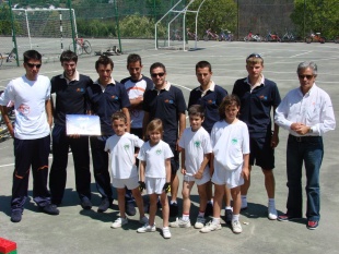 A equipa do Karpin posando con algúns dos cativos do Marcote