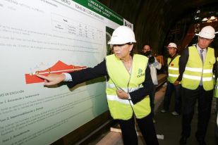 A ministra de Fomento, Magdalena Álvarez, nunha visita ás obras do tramo Ourense-Compostela (clique para ampliar)